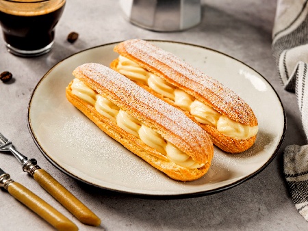 Френски продълговати еклери със сладкарски крем и пудра захар - снимка на рецептата